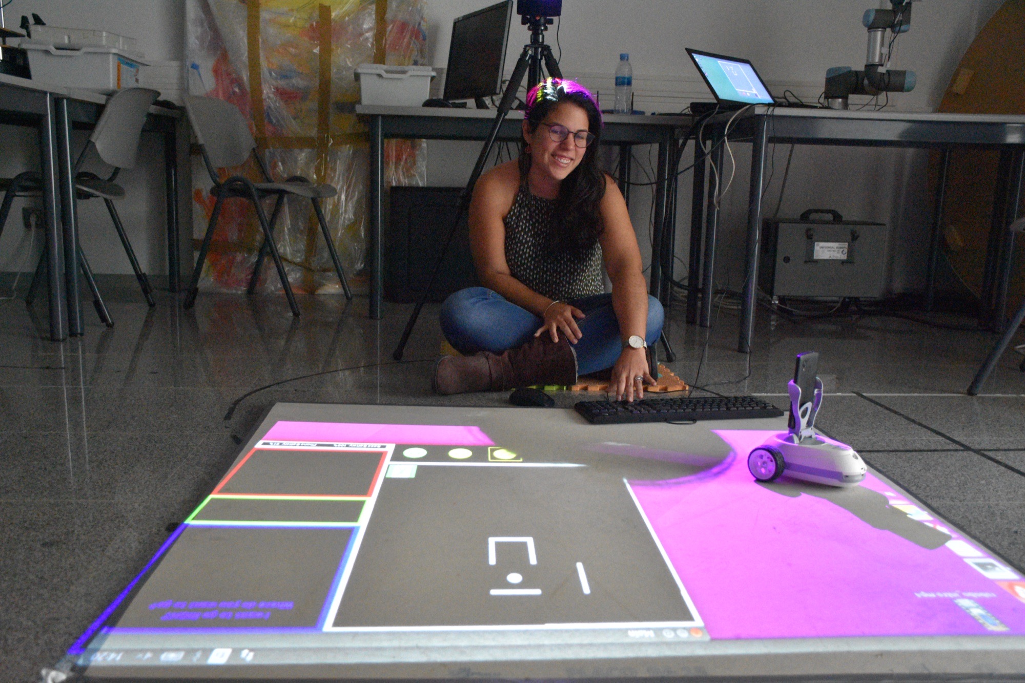 Collaborative maze experiment with a social robot